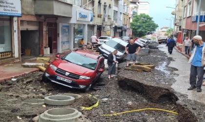 Samsun’da sağanak, sele yol açtı; caddeler göle döndü (2)