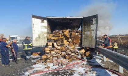 Şekerleme yüklü TIR’ın dorsesi yandı