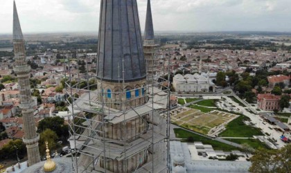 Selimiyenin minarelerindeki çiniler monte ediliyor