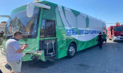 Serik Belediyespor takım otobüsü, otomobille çarpıştı: 1 yaralı