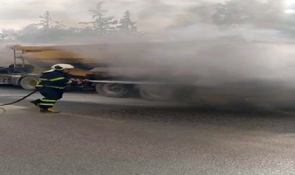 Seyir halindeki kamyonun lastikleri alev aldı