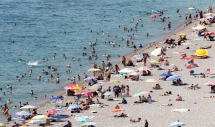 Sıcaktan bunalanlar Konyaaltı Sahili’ni doldurdu