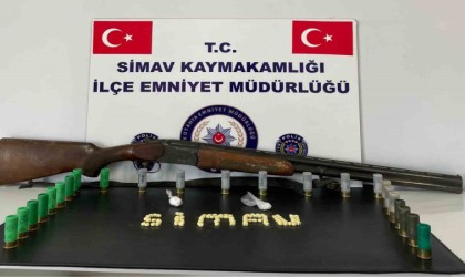 Simavda durdurulan araçta ruhsatsız av tüfeği ve uyuşturucu ele geçirildi