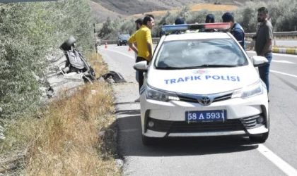 Sivas’ta iki otomobil çarpıştı; aynı aileden 1’i bebek 2’si çocuk 5 yaralı