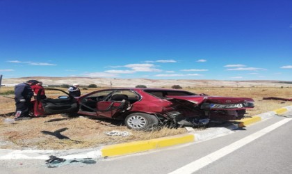 Sivasta otomobiller kavşakta çarpıştı: 4 yaralı