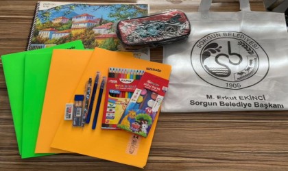 Sorgunda bin 300 öğrenciye kırtasiye seti hediye edildi