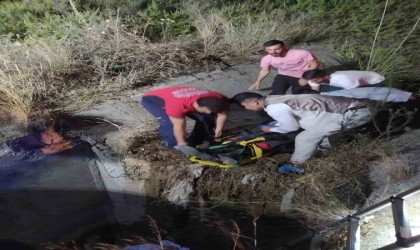 Su tahliye bacasına düşen kişiyi itfaiye ekipleri çıkardı
