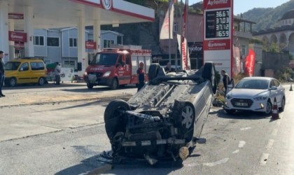 Takla atan araçtan kendi imkanıyla çıktı