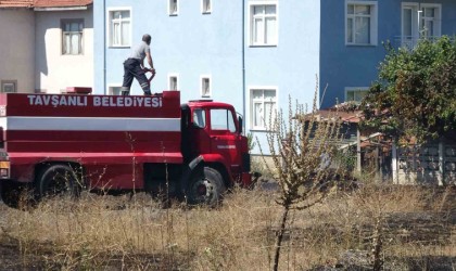 Tavşanlıda ot yangını evlere ulaşmadan söndürüldü