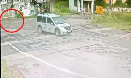 Tren, hemzemin geçitte hafif ticari araca çarptı; sürücü ağır yaralı (2)