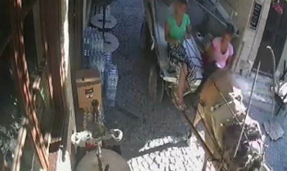 Turizm merkezi Alaçatıda at arabasıyla hırsızlık kameraya yansıdı