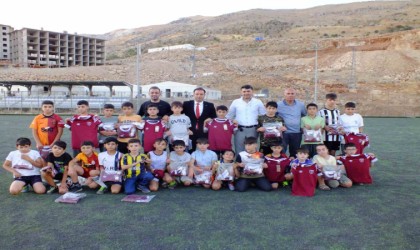 Tutda çocuklara forma hediye edildi