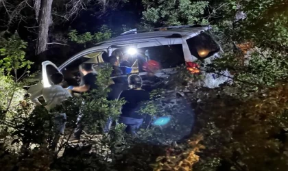 Uçuruma yuvarlanan araçta boğazı kesilmiş, cesedi bulundu