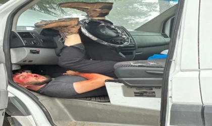 UMKE gönüllülerinden kaza yapan minibüsteki yaralıları kurtarma tatbikatı