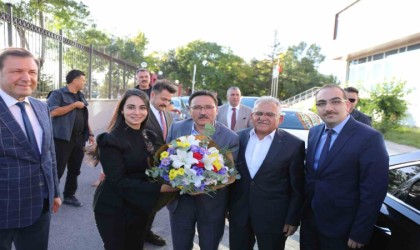 Vali Çiçek, Aile ve Sosyal Hizmetler İl Müdürlüğünü ziyaret etti