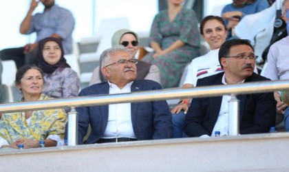 Vali Çiçek ve Başkan Büyükkılıç, Atlı Okçuluk Türkiye Şampiyonasını ziyaret etti