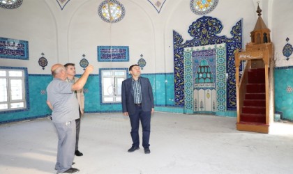 Vali Işın, 5 yıldır ibadete kapalı olan Çinili Camiinde incelemelerde bulundu