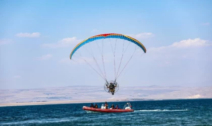 Van Gölü sahilinde yamaç paraşütü ve paramotor şampiyonası