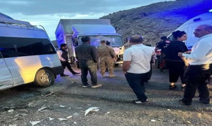 Vanda minibüs ile kamyon çarpıştı: 1 ölü, 7 yaralı