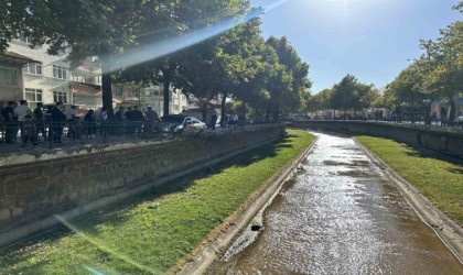 Virajı alamayan otomobil, dere kenarında korkuluklarda asılı kaldı