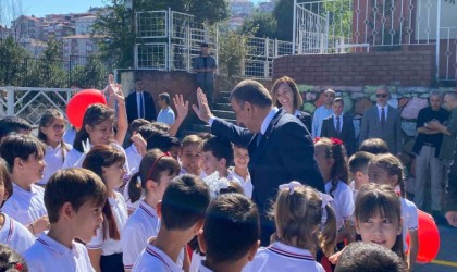 Yeni dönemin ilk ders zilini Vali Hacıbektaşoğlu çaldı