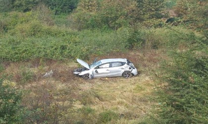 Yeşillik alana uçan otomobil defalarca takla attı