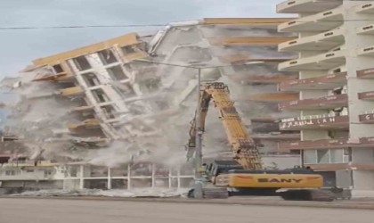 10 katlı binanın yıkımı esnasında meraklı vatandaşların yaşadığı panik kamerada