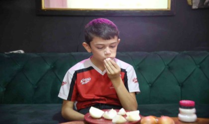 12 yaşındaki Eymeni görenler şaşkına dönüyor: Okula giderken bile sarımsak yiyor