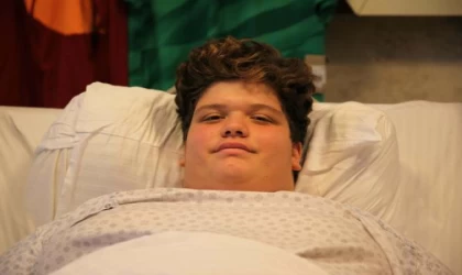 160 kiloya çıkan 15 yaşındaki Emre’ye mide küçültme ameliyatı; halı sahada top oynamak istiyor