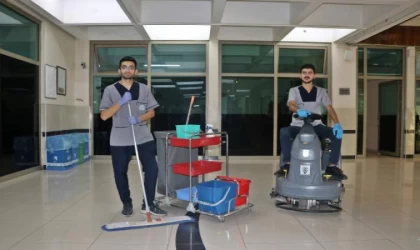 2 tıp öğrencisi, eğitim gördükleri üniversitede temizlik personeli olarak görev yapıyor