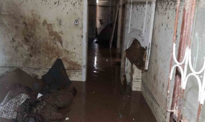 4 çocuğu sel sularında kalan aile evsiz ve eşyasız kaldı