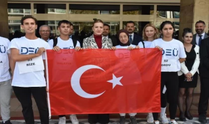 81 öğrenci, Cumhuriyet’in 100’üncü yılı için koşup, taşıdıkları bayrağı müzeye teslim etti