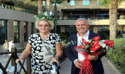 9 yılda 3 yıl konakladığı otelin ’kraliçesi’ ilan edildi