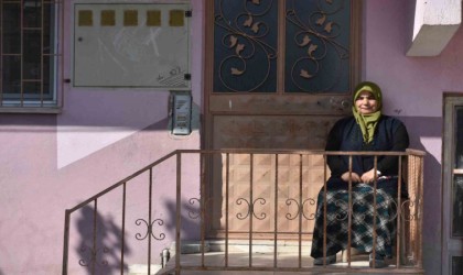 Acılı anne her gün yolunu gözlüyor: İşe gitmek için evden ayrılan genç kız bir aydır kayıp