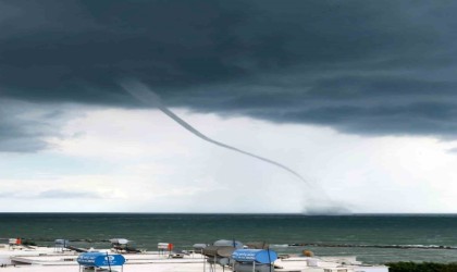 Adanada denizde hortum çıktı