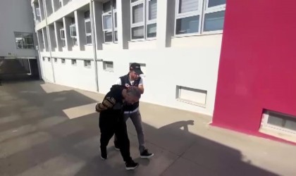 Adanada sokak aralarında uyuşturucu satan 2 kişi tutuklandı