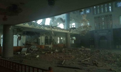 Ağır hasarlı bina, az hasarlı caminin üzerine yıkıldı