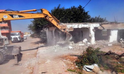 Akdenizde metruk binaların yıkımı sürüyor