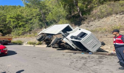 Alanyada çöp kamyonu devrildi 1 işçi hayatını kaybetti