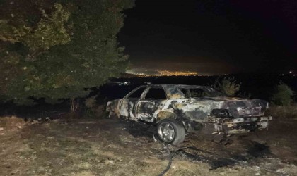 Alev alan otomobil kullanılmaz hale geldi