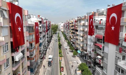 Antalya caddeleri kırmızı beyaza büründü