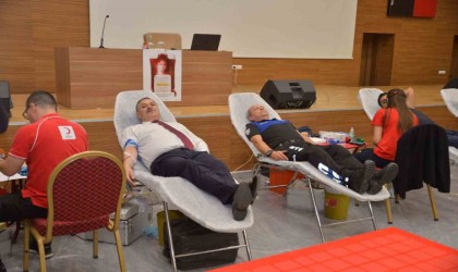 Antalya polisinden Cumhuriyetin 100. yılı etkinliklerinde Kızılaya kan bağışı