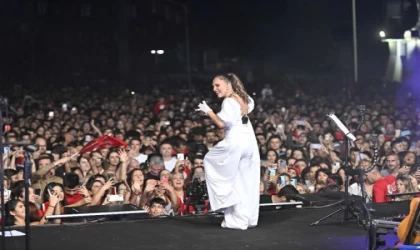 Antalya’da 2023 kişilik Cumhuriyet Korosu marşlar seslendirdi, Sertap Erener sahne aldı 