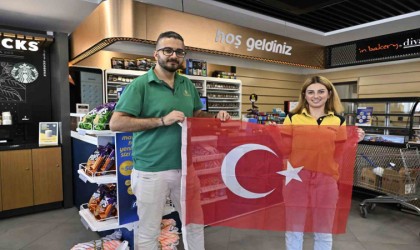 Antalyada esnafa 15 bin ay yıldızlı bayrak