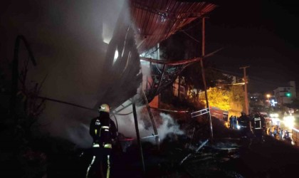 Antalyada müstakil ev alev alev yandı, patlamalar mahalleyi sokağa döktü