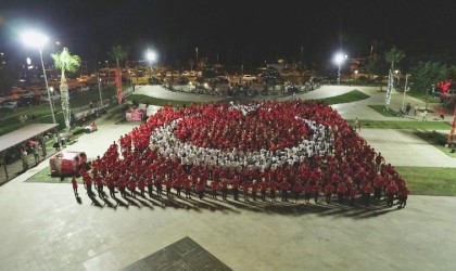 Antalyada saat 19.23te 1923 kişi zeybek oynayarak Atayı selamladı