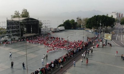 Antalyalı miniklerden Cumhuriyetin 100üncü yılına özel koreografi