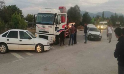 Arızalı otomobil bir anda çalışıp hareket edince 3 araç birbirine girdi