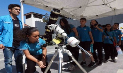 Astronomi profesörü Derman, Antalya Bilim Merkezinde öğrencilerle buluştu