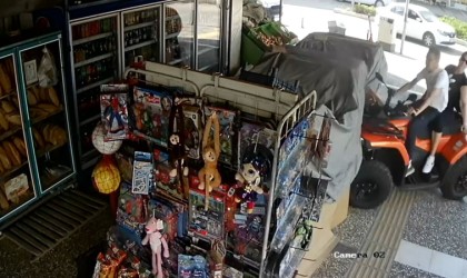 ATV ile markete dalan Alman çifte su kolileri hava yastığı görevi yaptı